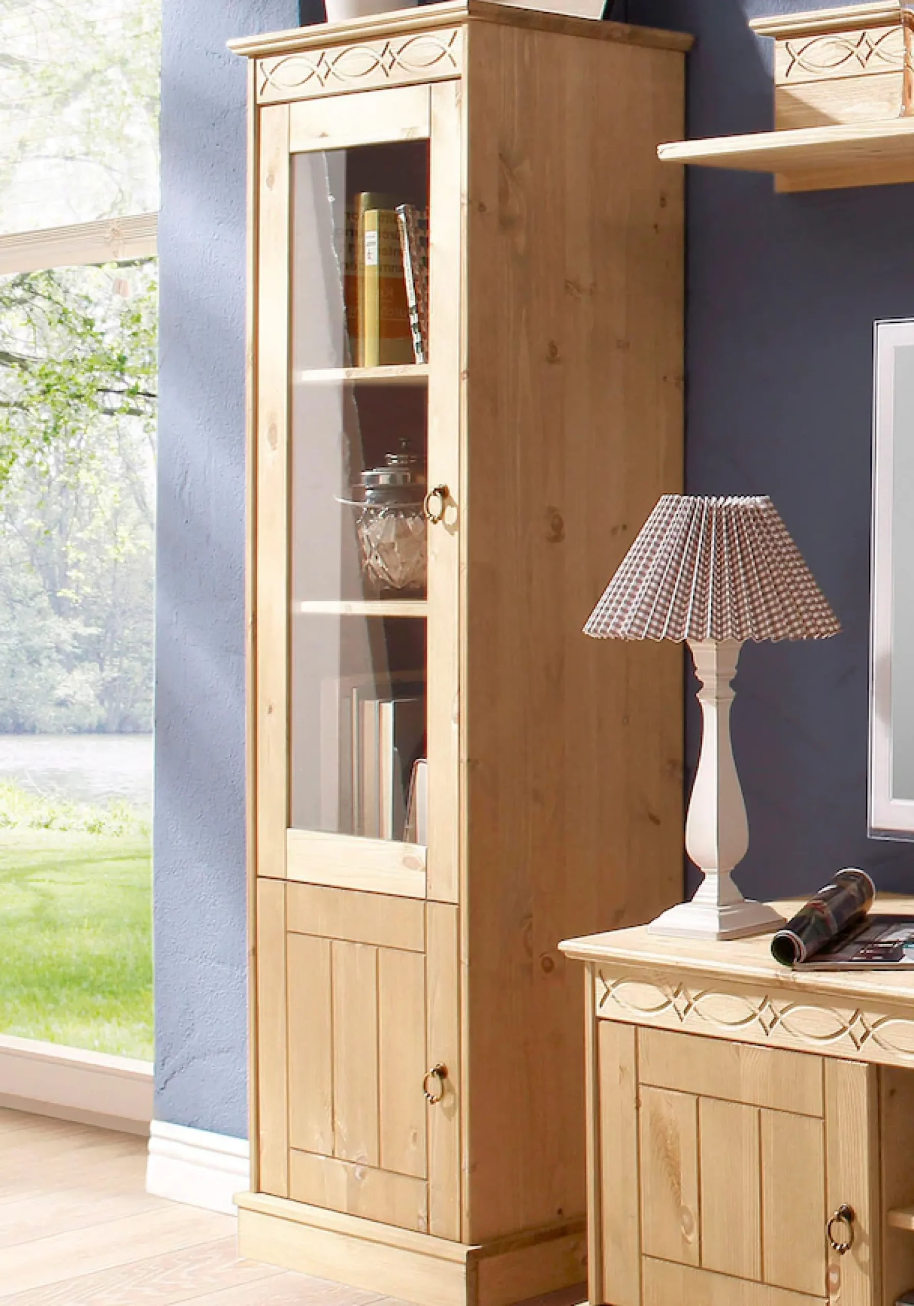 OTTO home Vitrine »Indra« aus massiver Kiefer, FSC®, 2trg., Höhe 145 cm, dezentes Ornament