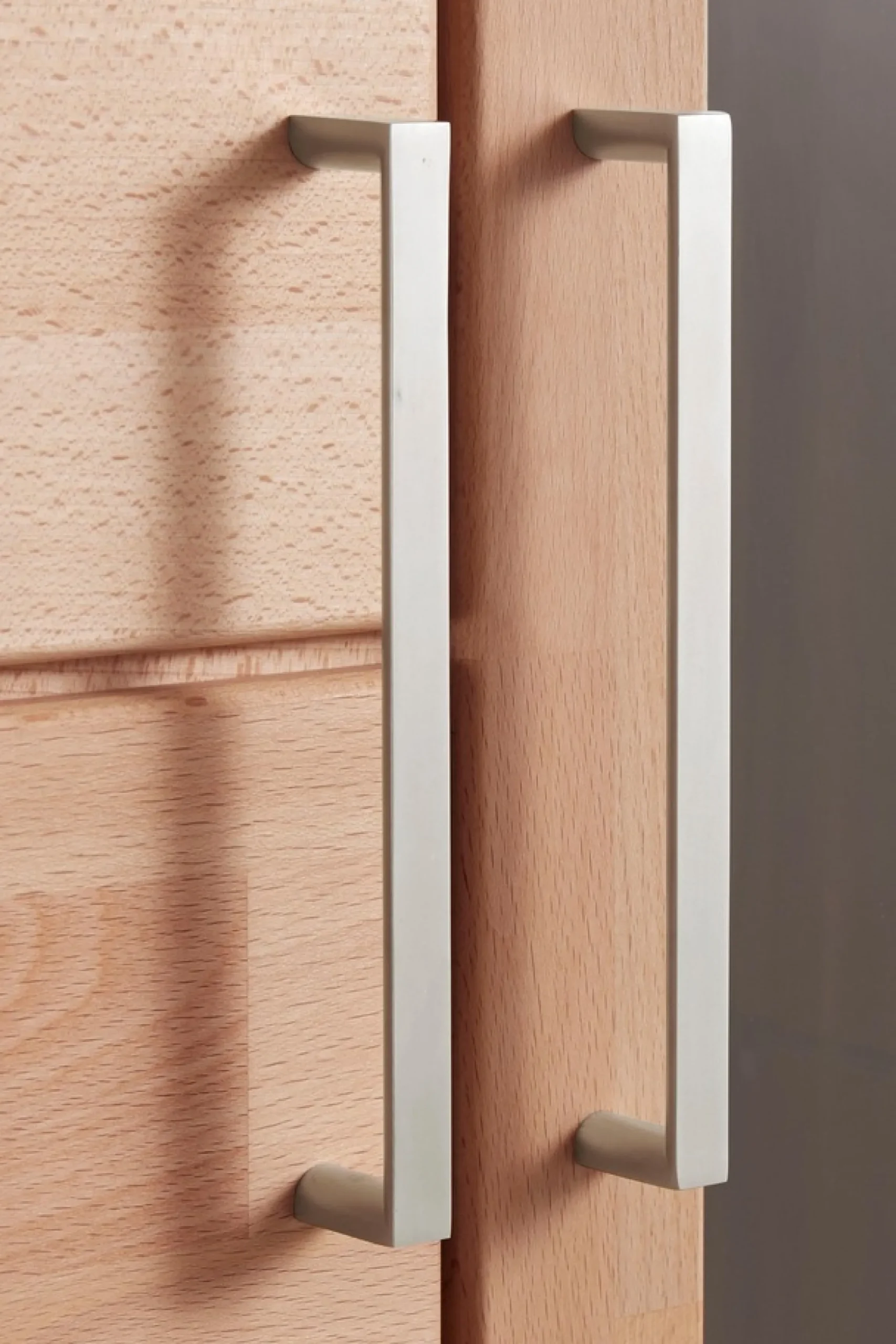 OTTO home Vitrine »LOGO B/T/H: 90/42/190cm,10Fächer, 1 Holztür, 1 Glastür, viel Stauraum« Fronten aus Massivholz, Korpus aus farblich abgestimmter Melamin