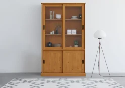 OTTO home Vitrine »Schröder« mit 2+2 Schiebetüren, aus massivem Kiefernholz, Breite 114 cm