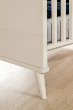 PAIDI Babybett »EEFJE 70x140cm in Beige, umbaubares Kinderbett mit Massivholz« Gitterbett 4-fach höhenverstellbar, entnehmbare Sprossen, Juniorbett