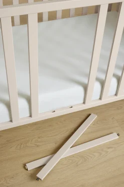 PAIDI Babybett »STIENE 70x140cm in Beige oder Grau, umbaubares Bett mit Massivholz« Gitterbett 4-fach höhenverstellbar, entnehmbare Sprossen, Kinderbett