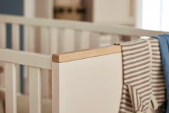 PAIDI Babybett »STIENE 70x140cm in Beige oder Grau, umbaubares Bett mit Massivholz« Gitterbett 4-fach höhenverstellbar, entnehmbare Sprossen, Kinderbett