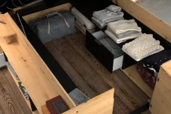 Parisot Stauraumbett »Travel, maximaler Stauraum, wie ein begehbarer Kleiderschrank« Ablageflächen, hydraulischer Bettkasten mit Regalen, Schublade, Tür