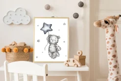 queence Bild mit Rahmen »Kleiner Tiger mit Ballon« Bilder vom Sternenhimmel | Himmel | Himmelsbilder | Leopard | Luftballon | Stern | Sterne | Tiere 1 Stk. tlg. HD Premium Posterdruck mit Echtholzrahmen