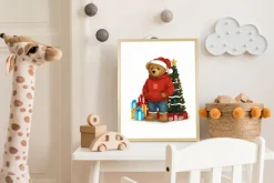 queence Bild mit Rahmen »Teddy Bär mit Weihnachtsmütze vor Tannenbaum« Bär | Bären | Fashion | Figuren | Mode | Modebilder HD Premium Poster-Druck inkl. Echtholzrahmen in beige