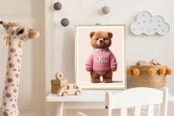 queence Bild mit Rahmen »Vintage Teddy Bär Mädchen mit Krawatte in rosa« Bär | Bären | Fashion | Figuren | Mode | Modebilder HD Premium Poster-Druck inkl. Echtholzrahmen in beige