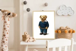 queence Bild mit Rahmen »Vintage Polo Teddy Bär in Pullover und Hemd« Bär | Bären | Fashion | Figuren | Mode | Modebilder HD Premium Poster-Druck inkl. Echtholzrahmen in beige