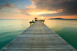 queence XXL-Wandbild »Akustikbild Steg Bali Sonnenuntergang« Bilder vom Sonnenuntergang & -aufgang | Bilder von Asien | Gewässer | Meer | Natur | Steg | Wolken 1 Stk. tlg. Einfache Akustiklösung ohne Baumaßnahme, Schalldämmung, Paneele