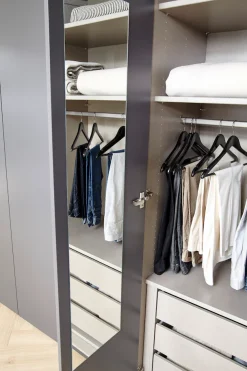 rauch Drehtürenschrank »Kleiderschrank Schrank Garderobe Wäscheschrank PURISMA« in den Breiten 151/201/251/301 cm, inkl. SOFT-CLOSE-FUNKTION,schlichte Eleganz, mit umfangreicher Innenausstattung MADE IN GERMANY