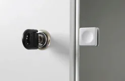 rauch Drehtürenschrank »Kleiderschrank Schrank Garderobe Schlafzimmer Büroschrank BUCHHOLZ« mit Schloss, in Breite 90, 135 und 180 cm,Schubladen mit viel Stauraum mit abschließbaren Türen MADE IN GERMANY