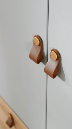 rauch Drehtürenschrank »Kleiderschrank Schrank Garderobe Ankleide HOMEY BY QUADRA SPIN« Breiten: 181/226/271 cm, Höhe 210 cm,mit Grifflaschen aus weichem, cognacbraunem Leder, mit Spiegel