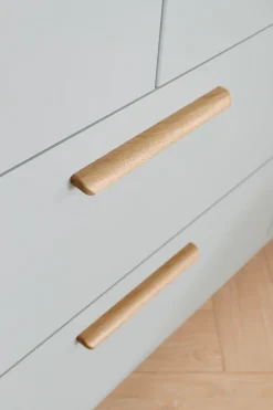 rauch Kleiderschrank »Drehtürenschrank Schrank Garderobe Ankleide SKANDI BY QUADRA SPIN« Breiten: 181/226/271 cm, Höhe 210 cm,im Landhaus-Stil mit Massivholzgriffen, mit Schubladen und Spiegel