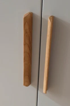 rauch Kleiderschrank »Drehtürenschrank Schrank Garderobe Ankleide SKANDI BY QUADRA SPIN« Breiten: 181/226/271 cm, Höhe 210 cm,im Landhaus-Stil mit Massivholzgriffen aus Wildeiche