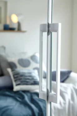 rauch Kleiderschrank »Schrank Mehrzweckschrank Garderobenschrank Schlafzimmer Möbel THOR« 3 verschiedene Ausstattungen BASIC/CLASSIC/PREMIUM (inkl. SOFT-CLOSE),mit farblich passenden, modernen Metallgriffen MADE IN GERMANY