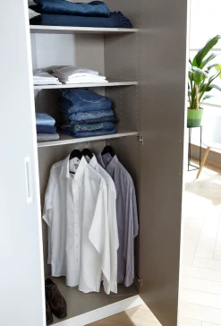 rauch Kleiderschrank »Schrank Mehrzweckschrank Garderobenschrank Schlafzimmer Möbel THOR« 3 verschiedene Ausstattungen BASIC/CLASSIC/PREMIUM (inkl. SOFT-CLOSE),mit farblich passenden, modernen Metallgriffen MADE IN GERMANY
