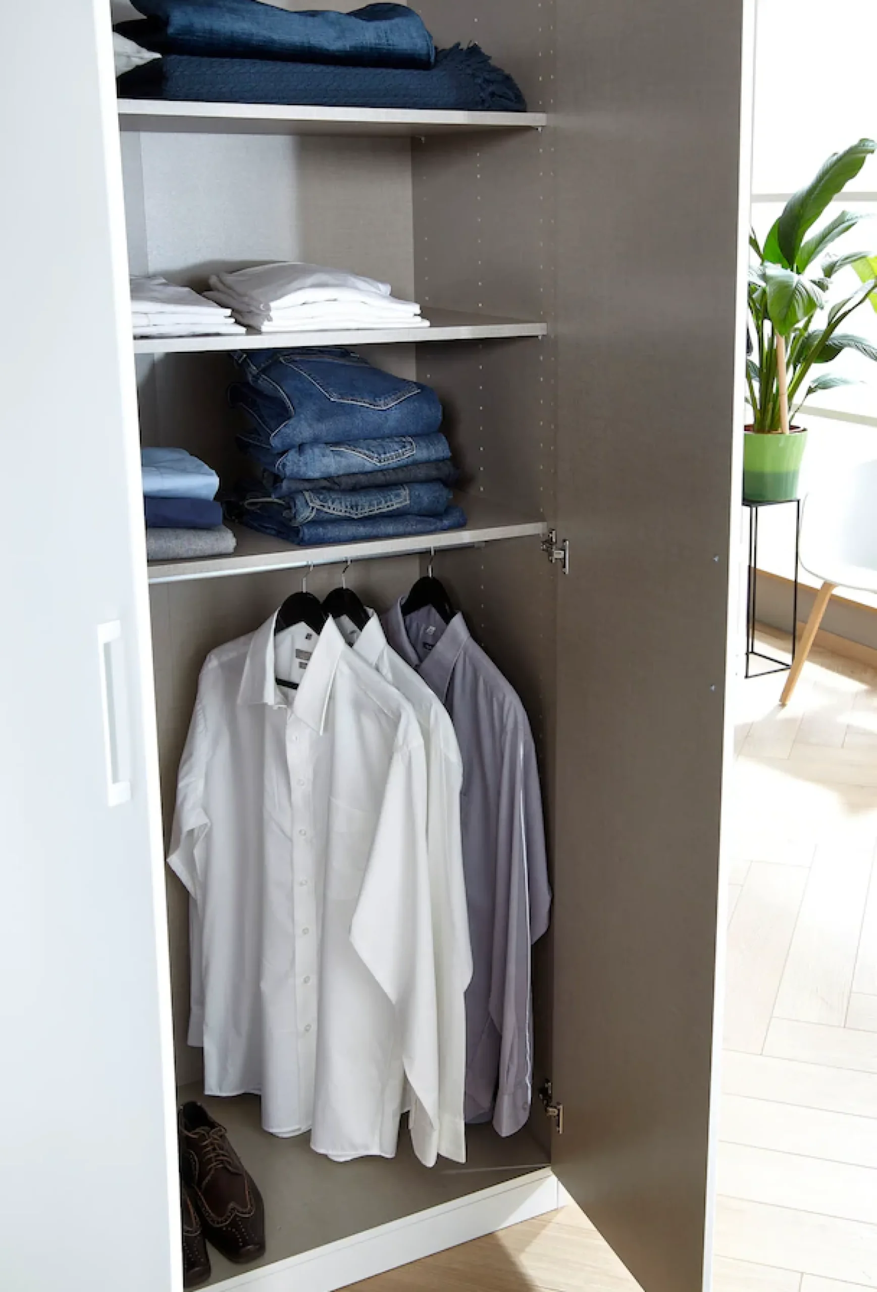 rauch Kleiderschrank »Schrank Mehrzweckschrank Garderobenschrank Schlafzimmer Möbel THOR« 3 verschiedene Ausstattungen BASIC/CLASSIC/PREMIUM (inkl. SOFT-CLOSE),mit farblich passenden, modernen Metallgriffen MADE IN GERMANY