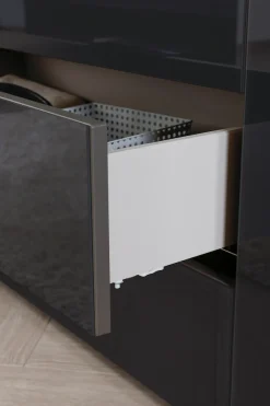 rauch Kombikommode »Kommode Türkommode Sideboard Kombikommode FLIPP mit Glasfront« Breite 200 cm mit 2 Einlegeböden,3-türig, 3 Schubladen, Soft-Close-Funktion, Oberboden und Front Glas