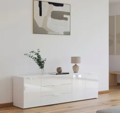 rauch Kombikommode »Kommode Türkommode Sideboard Kombikommode FLIPP mit Glasfront« Breite 200 cm mit 2 Einlegeböden,3-türig mit 3 Schubladen und Soft-Close-Funktion sowie Glasfront