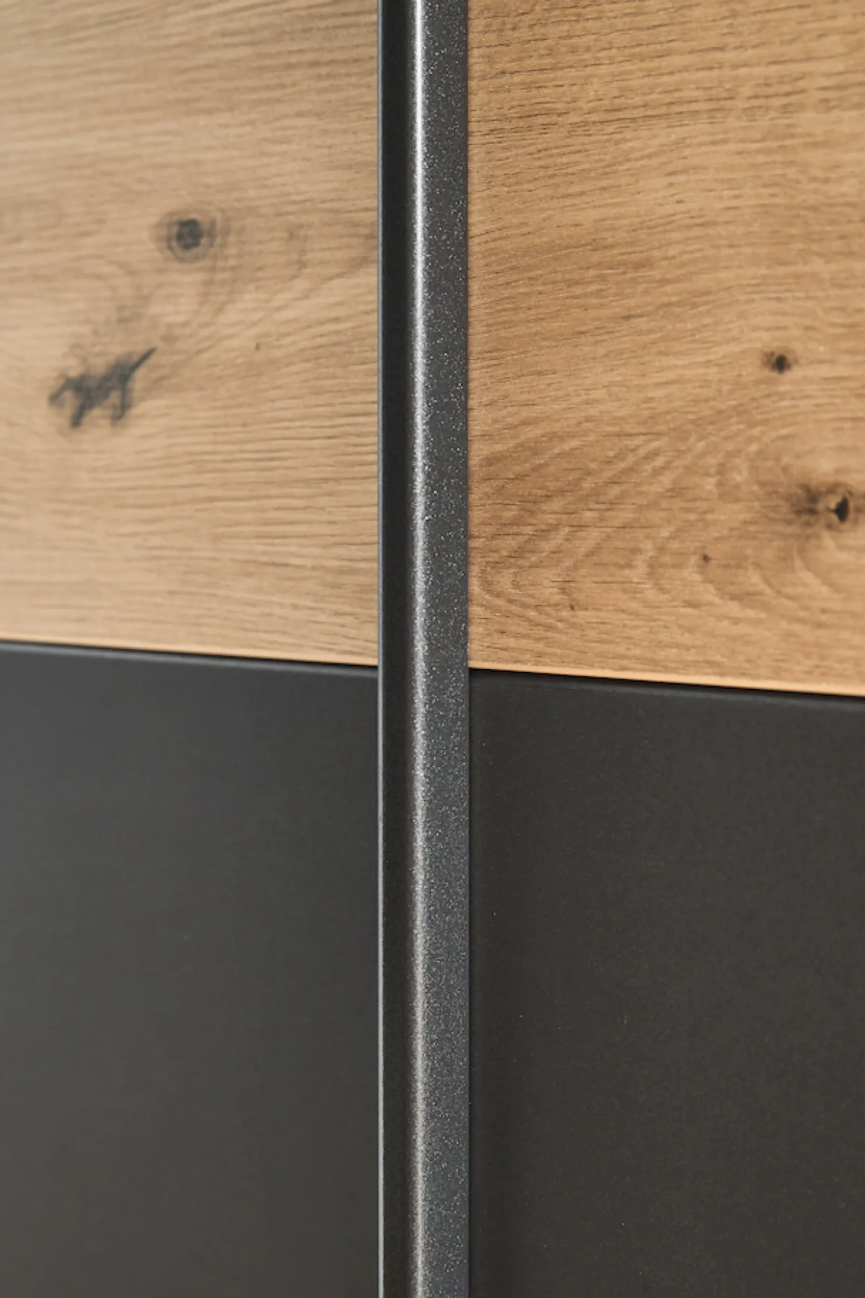 rauch Schwebetürenschrank »Kleiderschrank Ankleide Garderobe Schlafzimmerschrank BILBAO-EXTRA« Breiten 181/226/271 cm, Höhe 210 cm,in moderner Absetzung mit Griffleisten in Graumetallic MADE IN GERMANY
