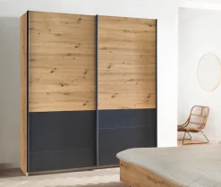 rauch Schwebetürenschrank »Kleiderschrank Ankleide Garderobe Schlafzimmerschrank BILBAO-EXTRA« Breiten 181/226/271 cm, Höhe 210 cm,in moderner Absetzung mit Griffleisten in Graumetallic MADE IN GERMANY