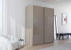 rauch Schwebetürenschrank »Kleiderschrank Schrank Garderobe Schlafzimmerschrank SCALE-FYRA« edle Türen viergeteilt Glas matt/glänzend viele Farben MADE IN GERMANY