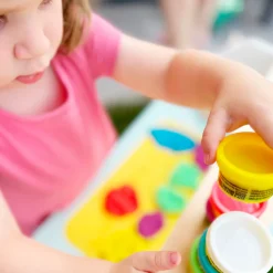 roba® Kindersitzgruppe »Play-Doh Schulpult« Set,inkl. 3D-Kreativmatte, 6 Knetdosen, Schürze