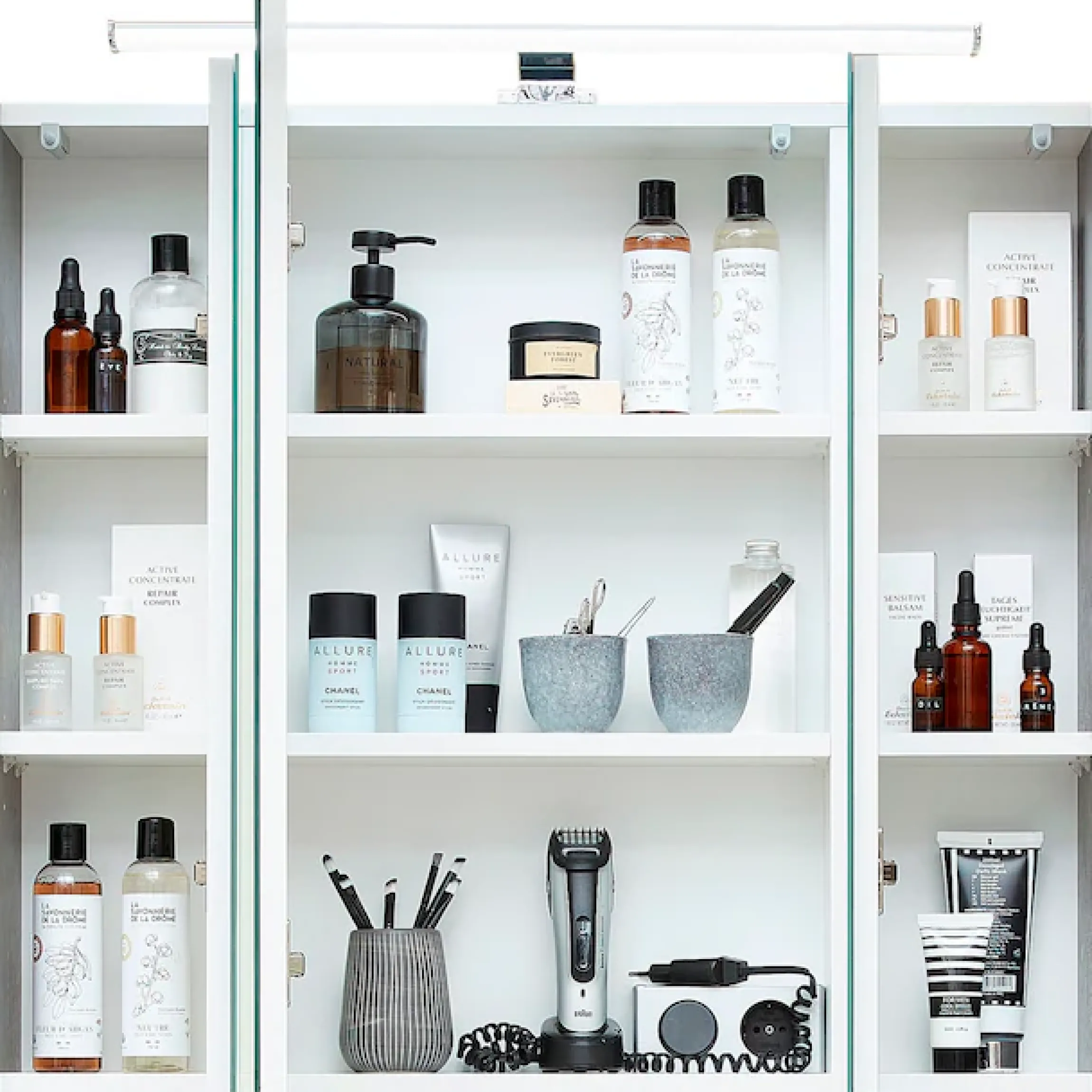 Saphir Badezimmerspiegelschrank »Quickset 945 Badschrank, 3 Spiegeltüren, 6 Einlegeböden, 80 cm breit« inkl. LED-Beleuchtung, Türdämpfer, Schalter-/Steckdosenkombination