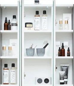 Saphir Badezimmerspiegelschrank »Quickset 945 Badschrank, 3 Spiegeltüren, 6 Einlegeböden, 65 cm breit« inkl. LED-Beleuchtung, Türdämpfer, Schalter-/Steckdosenkombination