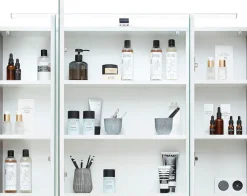 Saphir Badezimmerspiegelschrank »Quickset 945 Badschrank, 3 Spiegeltüren, 6 Einlegeböden, 105 cm breit« inkl. LED-Beleuchtung, Türdämpfer, Schalter-/Steckdosenkombination
