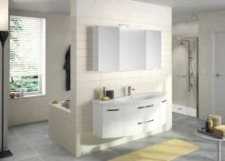 Saphir Badezimmerspiegelschrank »Serie 4010 Badezimmer-Spiegelschrank inkl. LED-Aufsatzleuchte« Badschrank 120 cm breit, 3 Türen, 6 Glas-Einlegeböden, inkl Türdämpfer