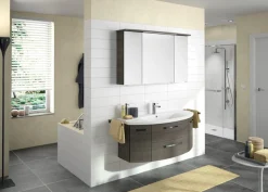 Saphir Badezimmerspiegelschrank »Serie 4010 Badezimmer-Spiegelschrank inkl. LED-Beleuchtung im Kranz« Badschrank 122 cm breit, 3 Türen, 6 Glas-Einlegeböden, inkl Türdämpfer