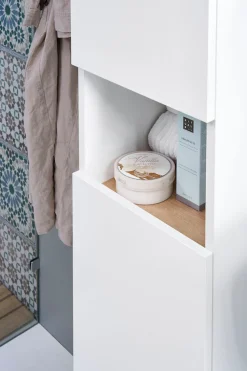 Saphir Midischrank »Quickset 947 Badschrank 30 cm breit, 2 Türen, 1 Nische« Badezimmer-Midischrank inkl. Türdämpfer, Weiß Glanz, grifflos