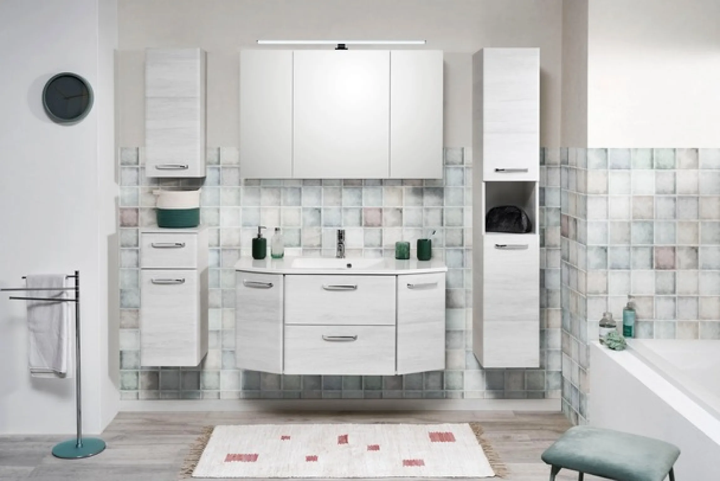Saphir Spiegelschrank »Quickset Badezimmer-Spiegelschrank inkl LED-Aufsatzleuchte« 110 cm breit, inkl. Türdämpfer, 3 Spiegeltüren, mit Steckdose