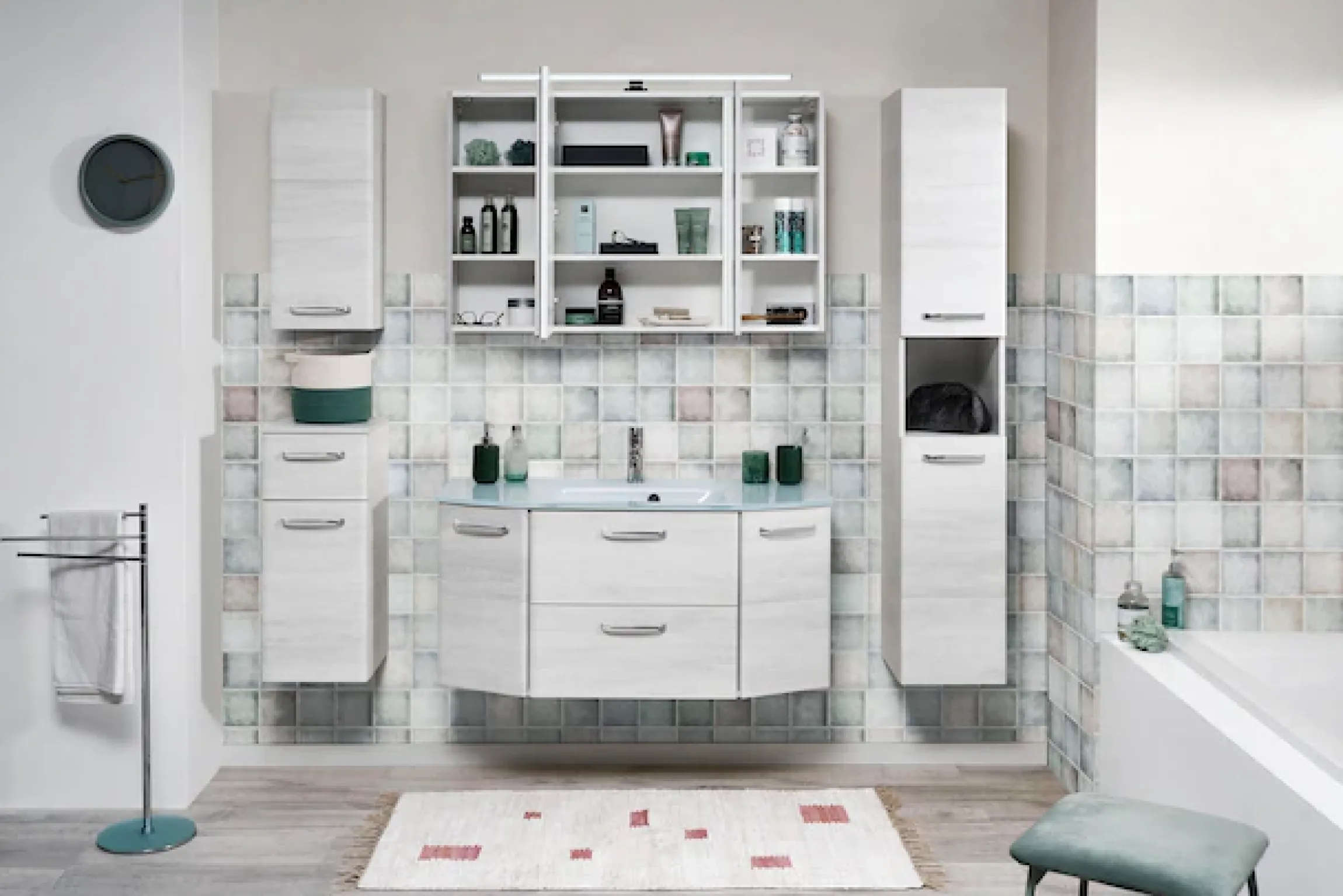Saphir Spiegelschrank »Quickset Badezimmer-Spiegelschrank inkl LED-Aufsatzleuchte« 110 cm breit, inkl. Türdämpfer, 3 Spiegeltüren, mit Steckdose
