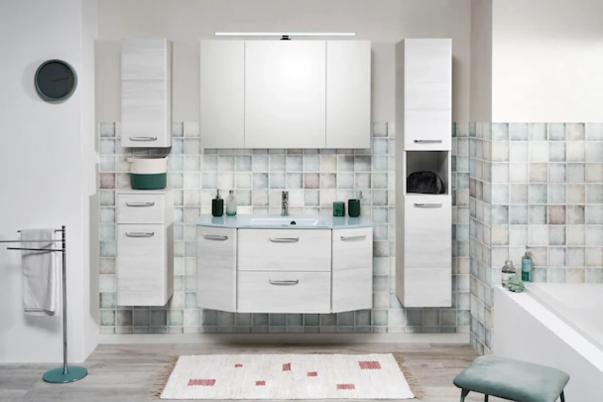 Saphir Spiegelschrank »Quickset Badezimmer-Spiegelschrank inkl LED-Aufsatzleuchte« 110 cm breit, inkl. Türdämpfer, 3 Spiegeltüren, mit Steckdose