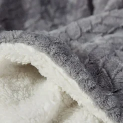Schiesser Wohndecke »Sherpa-Decke Elsa« mit aufwendigem Zopfmuster