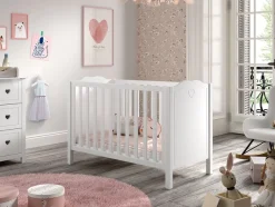 Vipack Babybett »Amori 60/120 mit verstellbarem Lattenrost, sehr stabil gebaut« mit geschwungenem Kopfteil und Herz Ornament, weiß lackiert