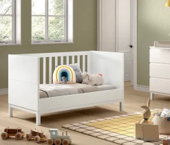 Vipack Babybett »in gradlinigem Design, standfest gebaut, pflegeleichte Oberfläche« 70x140 cm mit 3 Schlupfsprossen, umbaubar zum Juniorbett weiß lackiert
