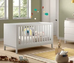 Vipack Babybett »in gradlinigem Design, standfest gebaut, pflegeleichte Oberfläche« 70x140 cm mit 3 Schlupfsprossen, umbaubar zum Juniorbett weiß lackiert