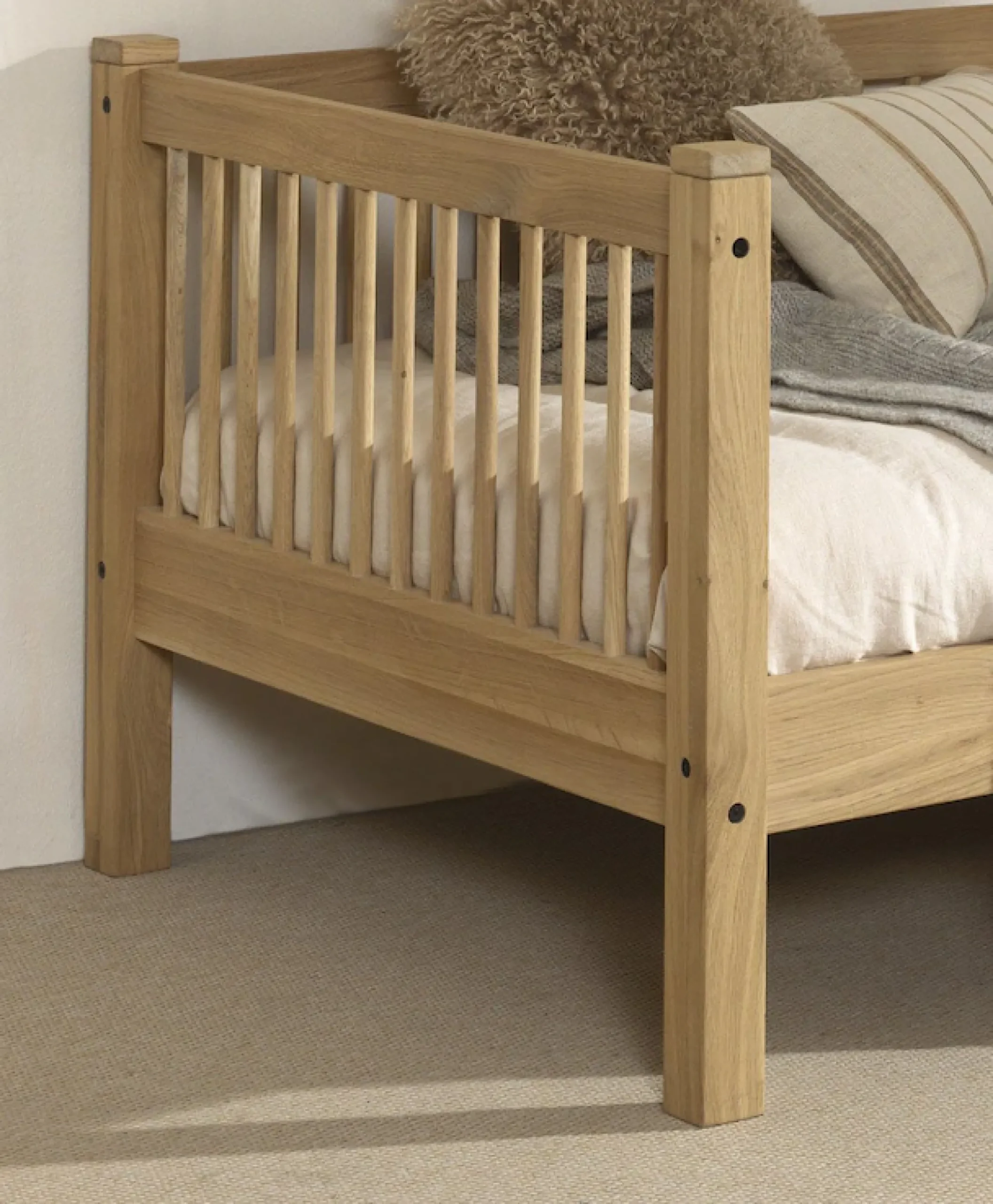 Vipack Daybett »Forrest 90/200 aus massiver Eiche, Oberfläche geölt, stabil gebaut« B/H/T ca. 207,5x68x97,5cm, inkl. Massivholz Rolllattenrost,mit Sprossenumrandung, Rausfallschutz vorne, ohne o. mit Bettschublade