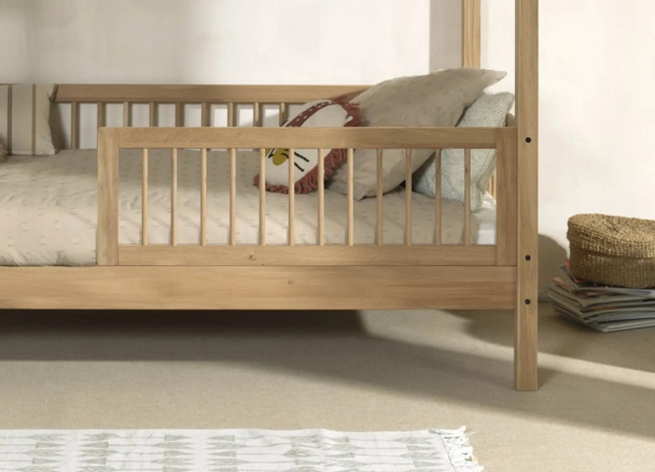 Vipack Daybett »Forrest 90/200 aus massiver Eiche, Oberfläche geölt, stabil gebaut« B/H/T ca. 207,5x68x97,5cm, inkl. Massivholz Rolllattenrost,mit Sprossenumrandung, Rausfallschutz vorne, ohne o. mit Bettschublade