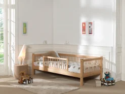 Vipack Daybett »Liegefläche 90 x 200 cm, inkl. Sprossenumrandung, zeitloses Design« Buche massiv, sehr stabil und standfest gebaut, inkl. Rolllattenrost,zusätzlich inkl. Rausfallschutz vorne