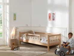 Vipack Daybett »Liegefläche 90 x 200 cm, inkl. Sprossenumrandung, zeitloses Design« Buche massiv, sehr stabil und standfest gebaut, inkl. Rolllattenrost,zusätzlich inkl. Rausfallschutz vorne