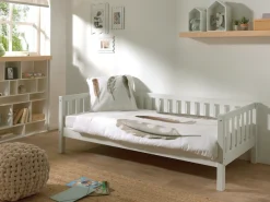 Vipack Einzelbett »Sprossenumrandung, Kiefer massiv, stabil gebaut und zeitloses Design« B/H/T ca. 211,2x68x97,8cm, Ausf. Milky Pine oder Weiß,inkl. Rolllattenrost, mit oder ohne Bettschublade