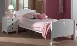 Vipack Kinderbett »Amori, mit nostalgischer Herz-Optik, geschwunges Kopf- und Fußteil« B/H/T ca. 212x80x96cm, Weiß lackiert mit Herz-Ausschnitt,Metallwinkel als Rahmenauflage, nur für festen Lattenrost geeignet