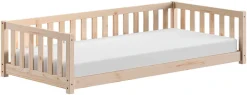 Vipack Kinderbett »Dallas, Massivholzbett, umbaubar vom Boden- zum Daybett« inkl. Rolllattenrost und Sprossenumrandung, 90 oder 140x200 cm breit,stabil und standfest gebaut, wahlweise Kiefer massiv natur oder weiß