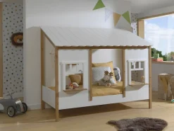 Vipack Kinderbett »Hausbett, aus MDF und Massivholz weiß lackiert mit farblichen Absatz« B/H/T ca. 214,5x174x107,5cm, vorne 2 Fenster, mit Liebe zum Detail,inkl. Rolllattenrost, wahlweise mit oder ohne Bettschublade auf Rollen