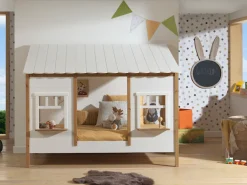 Vipack Kinderbett »Hausbett, aus MDF und Massivholz weiß lackiert mit farblichen Absatz« B/H/T ca. 214,5x174x107,5cm, vorne 2 Fenster, mit Liebe zum Detail,inkl. Rolllattenrost, wahlweise mit oder ohne Bettschublade auf Rollen