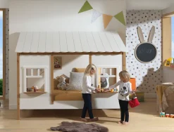Vipack Kinderbett »Hausbett, aus MDF und Massivholz weiß lackiert mit farblichen Absatz« B/H/T ca. 214,5x174x107,5cm, vorne 2 Fenster, mit Liebe zum Detail,inkl. Rolllattenrost, wahlweise mit oder ohne Bettschublade auf Rollen