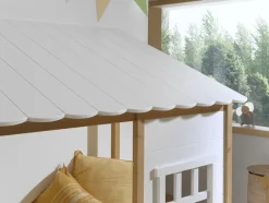 Vipack Kinderbett »Hausbett, aus MDF und Massivholz weiß lackiert mit farblichen Absatz« B/H/T ca. 214,5x174x107,5cm, vorne 2 Fenster, mit Liebe zum Detail,inkl. Rolllattenrost, wahlweise mit oder ohne Bettschublade auf Rollen